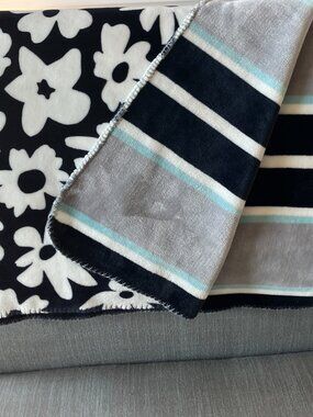 HURLEY REVERSIBLE THROW BLANKET